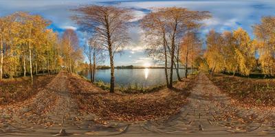 panorama sferico completo e senza cuciture vista a 360 gradi autunno dorato vicino alla riva dell'ampio lago in una giornata di sole. Panorama a 360 gradi in proiezione equirettangolare, contenuto di realtà virtuale vr ar pronto foto