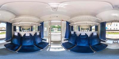 vista panoramica a 360 gradi all'interno della carrozza ferroviaria passeggeri economica in proiezione equirettangolare, skybox vr ar content foto