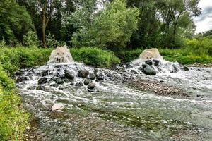 zona di miscelazione delle acque reflue di scarico delle acque reflue urbane. inquinamento dei fiumi. discariche cittadine foto