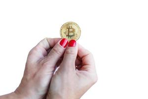 denaro virtuale bitcoin dorato donne mano con unghie rosse dita isolate su sfondo bianco foto