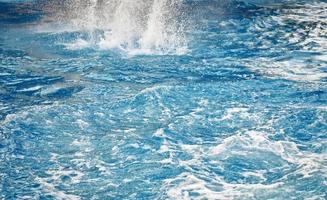 sfondo astratto con acqua di mare blu e onde. foto