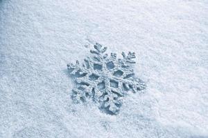 fiocchi di neve soffici bianchi sulla neve. sfondo di natale invernale. foto