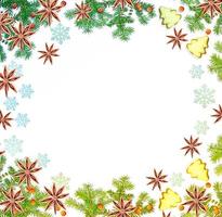 composizione natalizia. abete verde decorato con bacche di cenere di montagna e biscotti foto