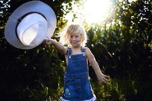 bambina bionda che gioca in campagna foto