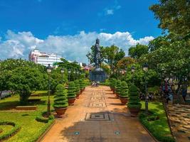 vung tau - 2 luglio 2022 statua di tran hung dao nella città di vung tau in vietnam. monumento del capo militare su sfondo blu cielo foto