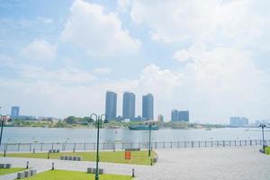 città di ho chi minh, vietnam - 13 febbraio 2022 skyline con il grattacielo 81 del punto di riferimento, un nuovo ponte strallato sta costruendo un collegamento tra la penisola di Thiem e il distretto 1 attraverso il fiume Saigon. foto