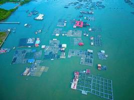 un angolo dell'allevamento di ostriche, villaggio di pescatori galleggiante nel comune di long son, provincia di baria vung tau vietnam. le persone che vivono e fanno l'industria del pesce nel villaggio galleggiante. foto