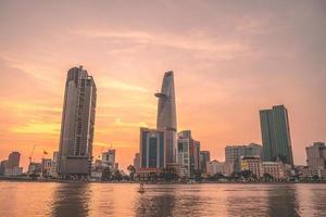 ho chi minh, vietnam - 19 febbraio 2022 vista dell'edificio della torre finanziaria di bitexco, edifici, strade, ponte thu thiem e fiume saigon nella città di ho chi minh al tramonto. immagine panoramica di alta qualità. foto