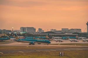 città di ho chi minh, vietnam - 12 febbraio 2022 l'aeroplano sorvola le aree urbane preparando l'atterraggio all'aeroporto internazionale di Tan Son Nhat e decolla all'aeroporto di tsn foto