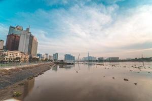 città di ho chi minh, vietnam - 12 febbraio 2022 skyline con il grattacielo 81 del punto di riferimento, un nuovo ponte strallato sta costruendo un collegamento tra la penisola di Thiem e il distretto 1 attraverso il fiume Saigon. foto