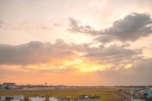 città di ho chi minh, vietnam - 12 febbraio 2022 l'aeroplano sorvola le aree urbane preparando l'atterraggio all'aeroporto internazionale di Tan Son Nhat e decolla all'aeroporto di tsn foto