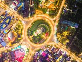 vung tau vista dall'alto, con rotatoria, casa, monumento ai caduti del vietnam in vietnam. fotografia a lunga esposizione di notte. foto