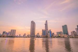 ho chi minh, vietnam - 19 febbraio 2022 vista dell'edificio della torre finanziaria di bitexco, edifici, strade, ponte thu thiem e fiume saigon nella città di ho chi minh al tramonto. immagine panoramica di alta qualità. foto