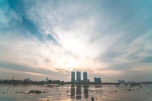 città di ho chi minh, vietnam - 12 febbraio 2022 skyline con il grattacielo 81 del punto di riferimento, un nuovo ponte strallato sta costruendo un collegamento tra la penisola di Thiem e il distretto 1 attraverso il fiume Saigon. foto