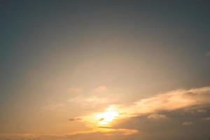 bella vista del cielo blu con nuvole all'alba. parzialmente nuvoloso.sfondo nuvola estate. nuvola estiva. nuvola di cielo limpida con il tramonto. cielo naturale cinematografico bellissimo sfondo giallo e bianco texture foto