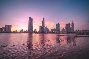 ho chi minh, vietnam - 13 febbraio 2022 vista dell'edificio della torre finanziaria di bitexco, edifici, strade, ponte thu thiem e fiume saigon nella città di ho chi minh al tramonto. immagine panoramica di alta qualità. foto