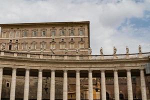 edifici in vaticano, la santa sede a roma, italia. parte della basilica di san pietro. foto