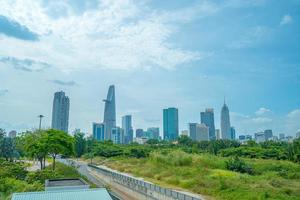 città di ho chi minh, vietnam - 12 febbraio 2022 bellissimo paesaggio tramonto della città di ho chi minh o sai gon, vietnam. Bitexco torre finanziaria e grattacieli. concetto di affari e paesaggio. foto