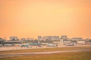 città di ho chi minh, vietnam - 12 febbraio 2022 l'aeroplano sorvola le aree urbane preparando l'atterraggio all'aeroporto internazionale di Tan Son Nhat e decolla all'aeroporto di tsn foto