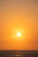bellissimo paesaggio della spiaggia al tramonto, natura esotica dell'isola tropicale, cielo rosso giallo colorato, nave sagoma, riflesso dorato del sole, vacanze estive. cinematografia di nuvole di cielo. foto