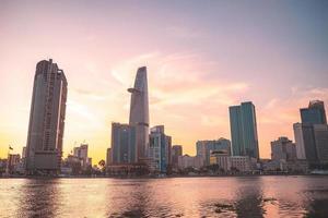 ho chi minh, vietnam - 13 febbraio 2022 vista dell'edificio della torre finanziaria di bitexco, edifici, strade, ponte thu thiem e fiume saigon nella città di ho chi minh al tramonto. immagine panoramica di alta qualità. foto