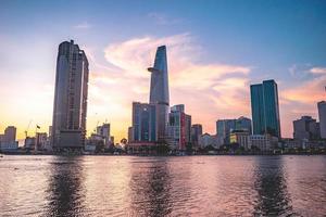 ho chi minh, vietnam - 13 febbraio 2022 vista dell'edificio della torre finanziaria di bitexco, edifici, strade, ponte thu thiem e fiume saigon nella città di ho chi minh al tramonto. immagine panoramica di alta qualità. foto