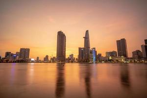 ho chi minh, vietnam - 19 febbraio 2022 vista dell'edificio della torre finanziaria di bitexco, edifici, strade, ponte thu thiem e fiume saigon nella città di ho chi minh al tramonto. immagine panoramica di alta qualità. foto