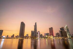 ho chi minh, vietnam - 19 febbraio 2022 vista dell'edificio della torre finanziaria di bitexco, edifici, strade, ponte thu thiem e fiume saigon nella città di ho chi minh al tramonto. immagine panoramica di alta qualità. foto