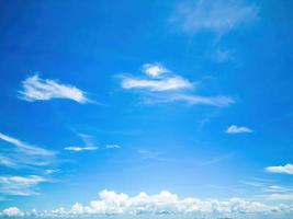 sfondo nuvola estate. nuvola estiva. cielo nuvoloso chiaro. cielo naturale bellissimo sfondo blu e bianco con brillano i raggi del sole foto