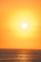 bellissimo paesaggio della spiaggia al tramonto, natura esotica dell'isola tropicale, cielo rosso giallo colorato, nave sagoma, riflesso dorato del sole, vacanze estive. cinematografia di nuvole di cielo. foto