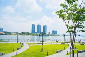 città di ho chi minh, vietnam - 13 febbraio 2022 skyline con il grattacielo 81 del punto di riferimento, un nuovo ponte strallato sta costruendo un collegamento tra la penisola di Thiem e il distretto 1 attraverso il fiume Saigon. foto