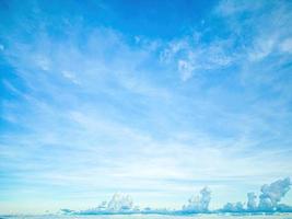 sfondo nuvola estate. nuvola estiva. cielo nuvoloso chiaro. cielo naturale bellissimo sfondo blu e bianco con brillano i raggi del sole foto