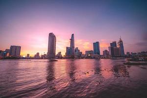 ho chi minh, vietnam - 13 febbraio 2022 vista dell'edificio della torre finanziaria di bitexco, edifici, strade, ponte thu thiem e fiume saigon nella città di ho chi minh al tramonto. immagine panoramica di alta qualità. foto