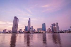 ho chi minh, vietnam - 19 febbraio 2022 vista dell'edificio della torre finanziaria di bitexco, edifici, strade, ponte thu thiem e fiume saigon nella città di ho chi minh al tramonto. immagine panoramica di alta qualità. foto