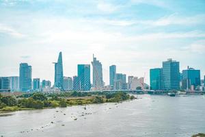 città di ho chi minh, vietnam - 12 febbraio 2022 torre finanziaria bitexco, grattacielo visto dal basso verso un cielo. sviluppo urbano con architettura moderna foto