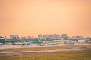 città di ho chi minh, vietnam - 12 febbraio 2022 l'aeroplano sorvola le aree urbane preparando l'atterraggio all'aeroporto internazionale di Tan Son Nhat e decolla all'aeroporto di tsn foto