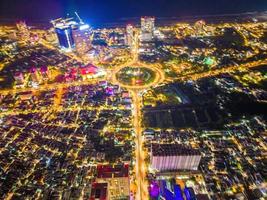 vung tau vista dall'alto, con rotatoria, casa, monumento ai caduti del vietnam in vietnam. fotografia a lunga esposizione di notte. foto