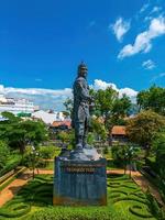 vung tau - 2 luglio 2022 statua di tran hung dao nella città di vung tau in vietnam. monumento del capo militare su sfondo blu cielo foto