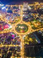 vung tau vista dall'alto, con rotatoria, casa, monumento ai caduti del vietnam in vietnam. fotografia a lunga esposizione di notte. foto