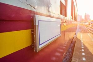 primo piano etichetta di destinazione sul treno retrò al mattino foto