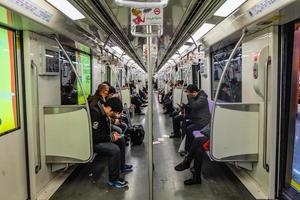shanghai cina - 25 gennaio 2015 una gente non identificata usa la metropolitana di shanghai per il transito foto