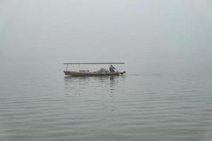 Una barca sul beautfiul xihu Lake West Lake una delle destinazioni in cina con nebbia o foschia nella stagione invernale,hangzhou cina foto