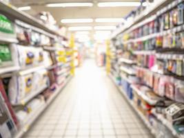 foto sfocata astratta del supermercato senza persone con prodotti posizionati sugli scaffali