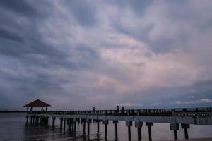 ponte in cemento e padiglione sull'oceano con un bel cielo al tramonto nella giornata nuvolosa, Thailandia foto