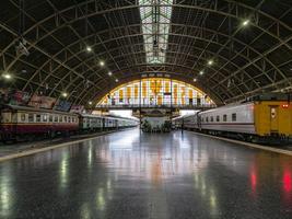 bangkok tailandia - 30 agosto 2018 binario del treno nella stazione ferroviaria di hua lamphong bangkok tailandia foto