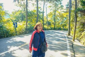 belle donne asiatiche senior che camminano nel parco di montagna xiqiao foshan cina, viaggio in cina foto