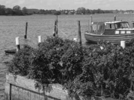 la piccola città di Arnis sul fiume Schlei foto