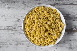 maccheroni e tagliatelle al formaggio in piatto lay foto