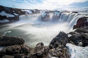 godafoss, le cascate di dio, uno degli iconici punti di riferimento naturali dell'Islanda settentrionale. foto