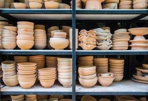 il gruppo di ceramiche da vendere nel mercato locale della thailandia. foto